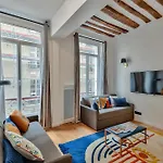 Urbanflat 98 - Large In The Center Of